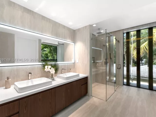 5-bedroom home for sale in Miami - 3579 Avocado Ave - MondialRealty
