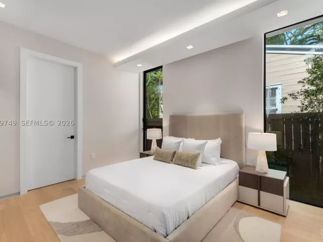 5-bedroom home for sale in Miami - 3579 Avocado Ave - MondialRealty