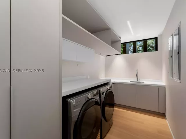 5-bedroom home for sale in Miami - 3579 Avocado Ave - MondialRealty