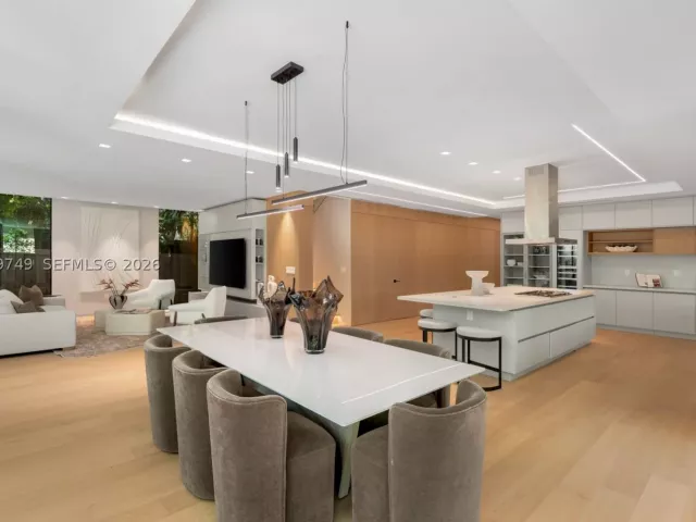 5-bedroom home for sale in Miami - 3579 Avocado Ave - MondialRealty