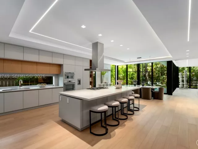 5-bedroom home for sale in Miami - 3579 Avocado Ave - MondialRealty