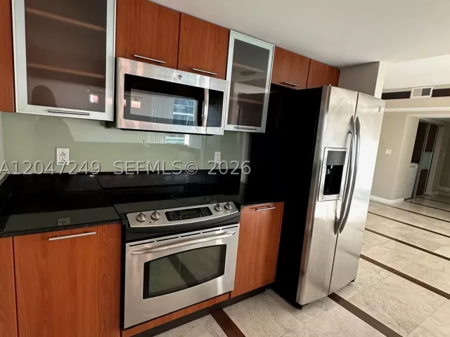 2-bedroom condo for rent in Miami - 1800 N Bayshore Dr 2315 - MondialRealty