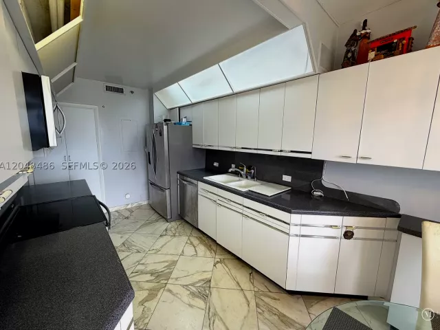 3-bedroom condo for sale in Aventura - 20191 E Country Club Dr 2601 - MondialRealty