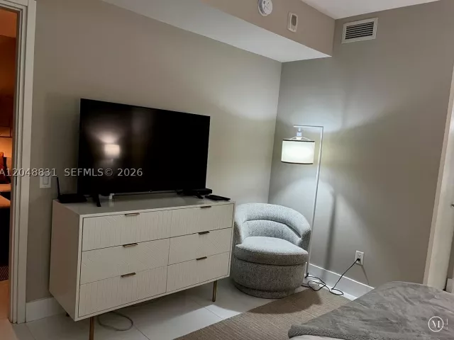 1-bedroom condo for rent in Miami - 1300 Brickell Bay Dr 2208 - MondialRealty