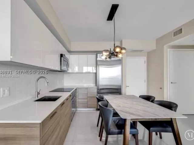 1-bedroom condo for rent in Miami - 1300 Brickell Bay Dr 2208 - MondialRealty