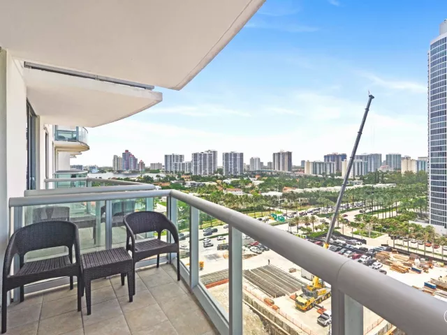 1-bedroom condo for sale in Sunny Isles Beach - 18683 Collins Avenue 1403 - MondialRealty
