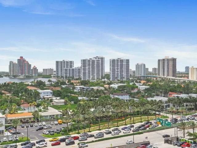1-bedroom condo for sale in Sunny Isles Beach - 18683 Collins Avenue 1403 - MondialRealty