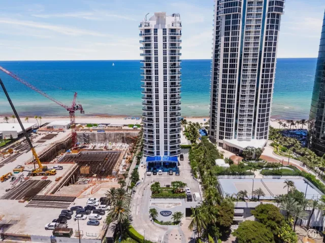 1-bedroom condo for sale in Sunny Isles Beach - 18683 Collins Avenue 1403 - MondialRealty