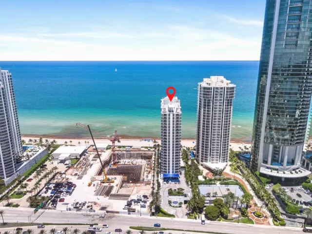 1-bedroom condo for sale in Sunny Isles Beach - 18683 Collins Avenue 1403 - MondialRealty