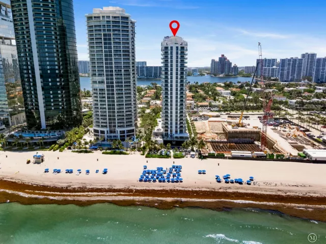 1-bedroom condo for sale in Sunny Isles Beach - 18683 Collins Avenue 1403 - MondialRealty