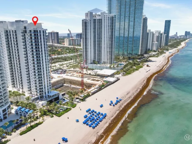 1-bedroom condo for sale in Sunny Isles Beach - 18683 Collins Avenue 1403 - MondialRealty