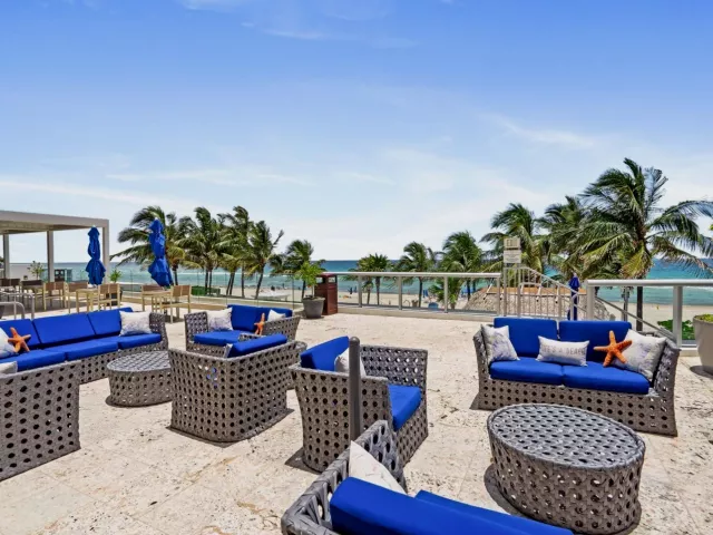 1-bedroom condo for sale in Sunny Isles Beach - 18683 Collins Avenue 1403 - MondialRealty