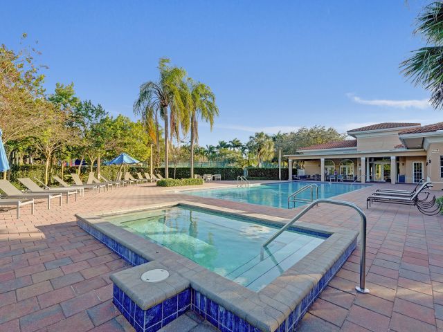 5-bedroom home for sale in Fort Lauderdale - 3348 Oak Hill Street - MondialRealty