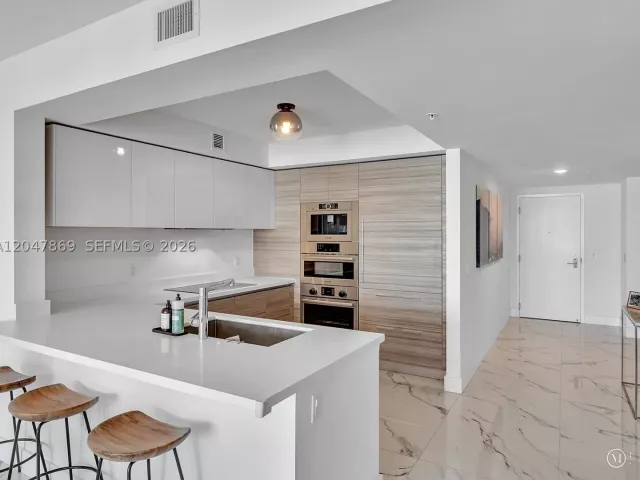 2-bedroom condo for rent in Sunny Isles Beach - 300 Sunny Isles Blvd 4-1503 - MondialRealty