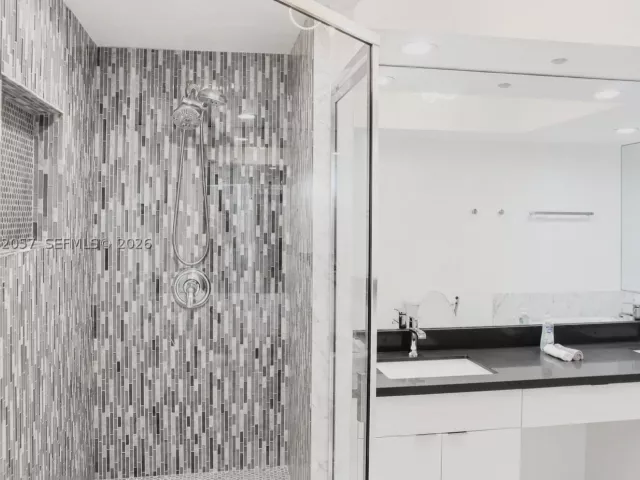 2-bedroom condo for sale in Sunny Isles Beach - 16400 Collins Ave 542 - MondialRealty