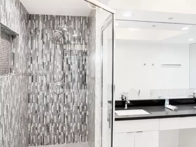 2-bedroom condo for sale in Sunny Isles Beach - 16400 Collins Ave 542 - MondialRealty