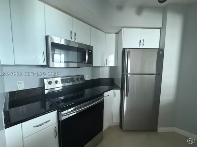 2-bedroom condo for sale in Surfside - 9201 Collins Ave 521 - MondialRealty