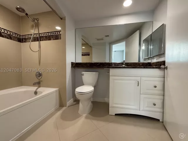 2-bedroom condo for sale in Surfside - 9201 Collins Ave 521 - MondialRealty