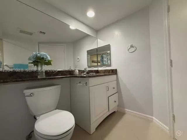2-bedroom condo for sale in Surfside - 9201 Collins Ave 521 - MondialRealty