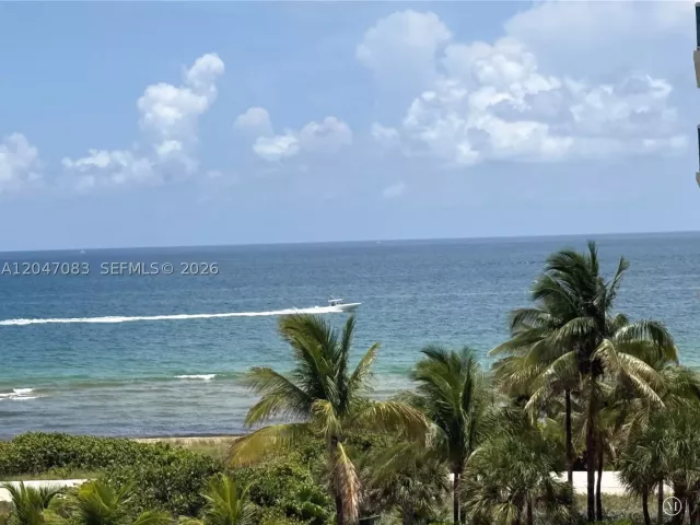 2-bedroom condo for sale in Surfside - 9201 Collins Ave 521 - MondialRealty