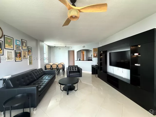 2-bedroom condo for sale in Surfside - 9201 Collins Ave 521 - MondialRealty