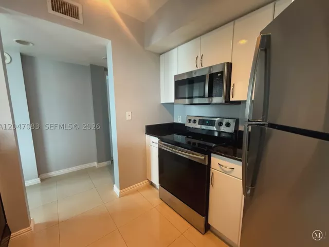 2-bedroom condo for sale in Surfside - 9201 Collins Ave 521 - MondialRealty