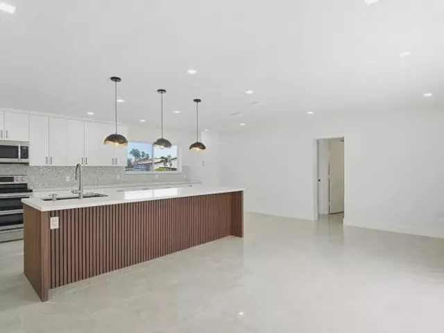 4-bedroom home for sale in Miami - 21020 Highland Lakes Boulevard - MondialRealty
