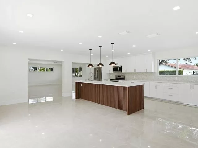 4-bedroom home for sale in Miami - 21020 Highland Lakes Boulevard - MondialRealty