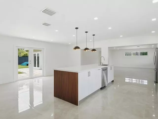 4-bedroom home for sale in Miami - 21020 Highland Lakes Boulevard - MondialRealty