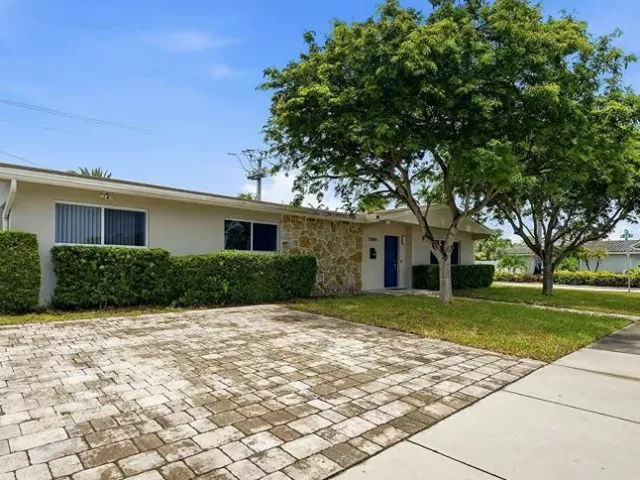 4-bedroom home for sale in Miami - 21020 Highland Lakes Boulevard - MondialRealty