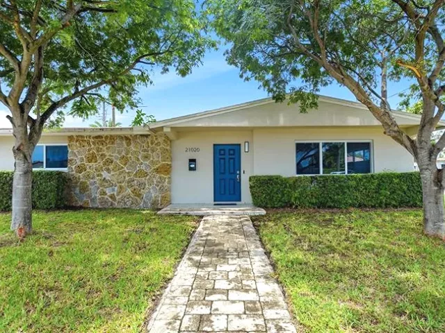 4-bedroom home for sale in Miami - 21020 Highland Lakes Boulevard - MondialRealty
