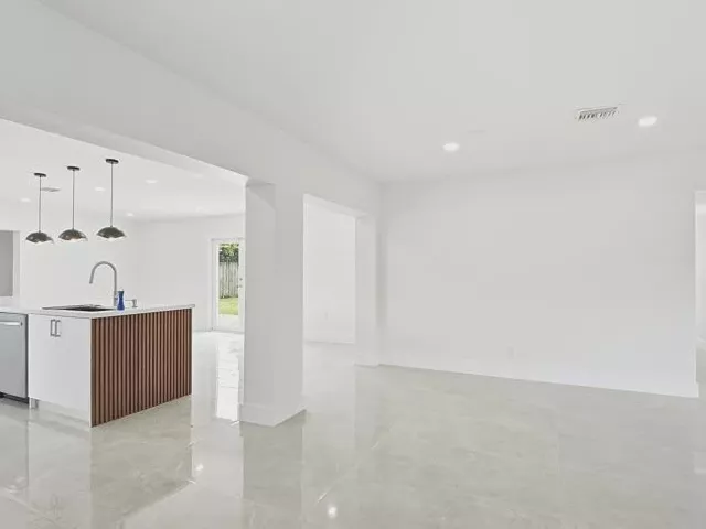 4-bedroom home for sale in Miami - 21020 Highland Lakes Boulevard - MondialRealty