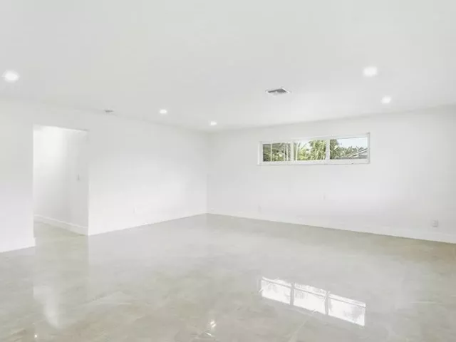 4-bedroom home for sale in Miami - 21020 Highland Lakes Boulevard - MondialRealty