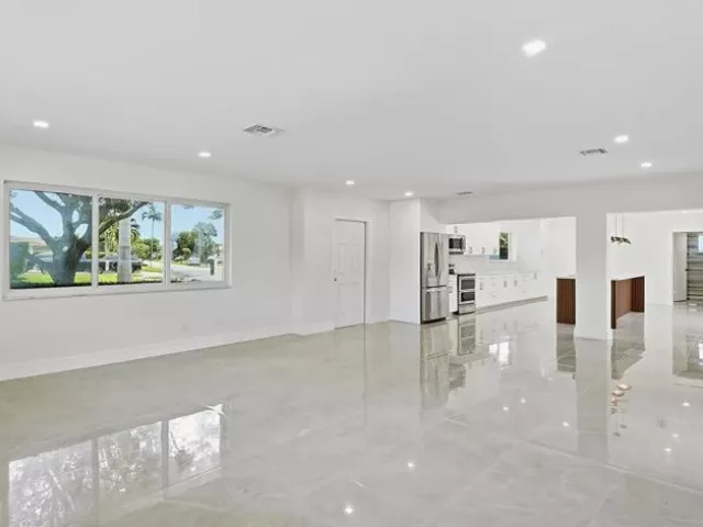 4-bedroom home for sale in Miami - 21020 Highland Lakes Boulevard - MondialRealty