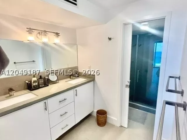 2-bedroom condo for sale in Sunny Isles Beach - 100 Bayview Dr 1906 - MondialRealty
