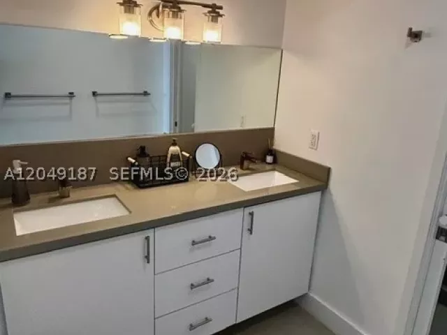 2-bedroom condo for sale in Sunny Isles Beach - 100 Bayview Dr 1906 - MondialRealty