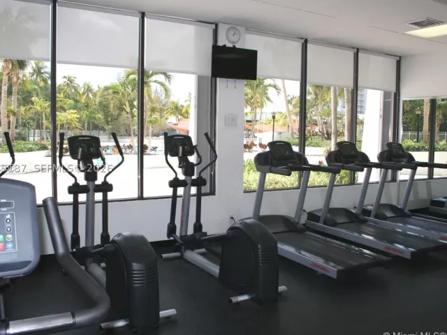 2-bedroom condo for sale in Sunny Isles Beach - 100 Bayview Dr 1906 - MondialRealty