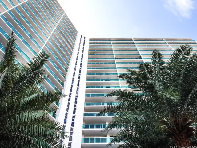 2-bedroom condo for sale in Sunny Isles Beach - 100 Bayview Dr 1906 - MondialRealty