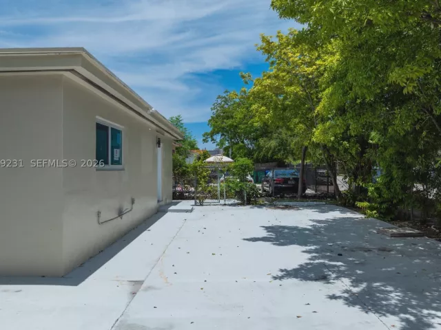 7-bedroom home for rent in Miami - 1701 NW 19th Ave 1701 - MondialRealty