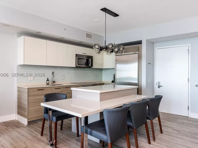 2-bedroom condo for rent in Miami - 1300 Brickell Bay Dr 2509 - MondialRealty