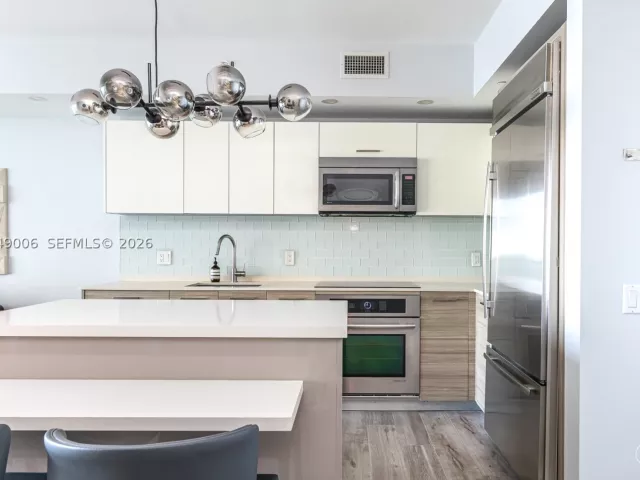 2-bedroom condo for rent in Miami - 1300 Brickell Bay Dr 2509 - MondialRealty