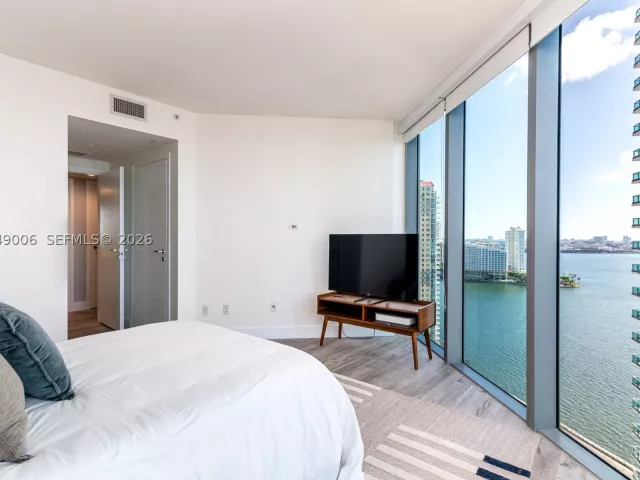 2-bedroom condo for rent in Miami - 1300 Brickell Bay Dr 2509 - MondialRealty