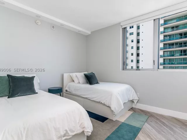 2-bedroom condo for rent in Miami - 1300 Brickell Bay Dr 2509 - MondialRealty