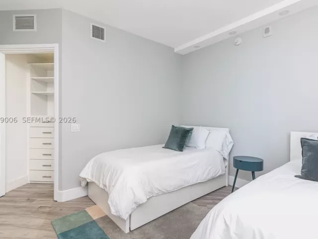 2-bedroom condo for rent in Miami - 1300 Brickell Bay Dr 2509 - MondialRealty