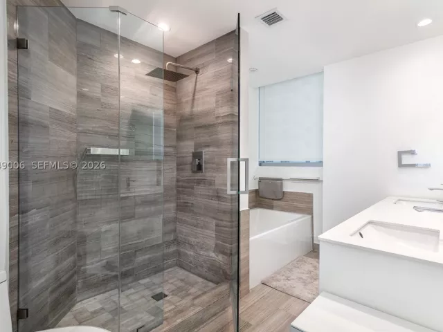 2-bedroom condo for rent in Miami - 1300 Brickell Bay Dr 2509 - MondialRealty