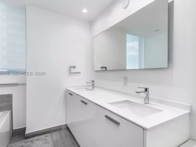 2-bedroom condo for rent in Miami - 1300 Brickell Bay Dr 2509 - MondialRealty