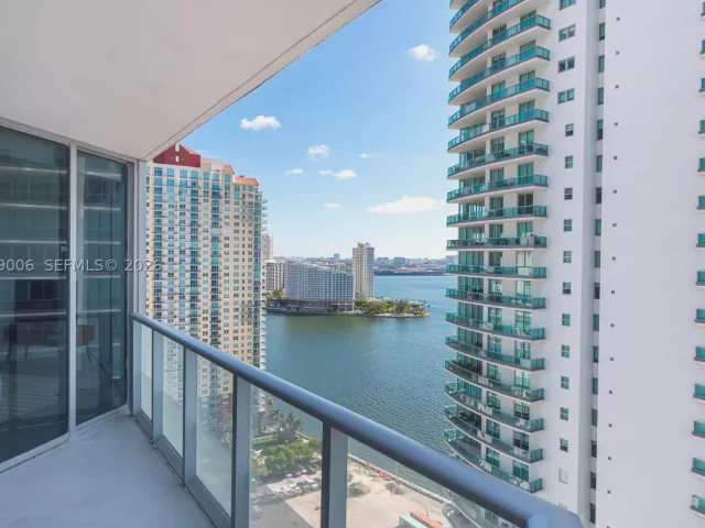 2-bedroom condo for rent in Miami - 1300 Brickell Bay Dr 2509 - MondialRealty