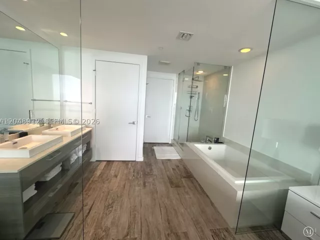 2-bedroom condo for sale in Miami - 650 NE 32nd St 4205 - MondialRealty