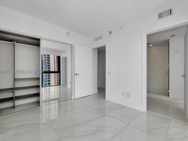 3-bedroom condo for sale in Miami - 3131 NE 7th Ave 1806 - MondialRealty