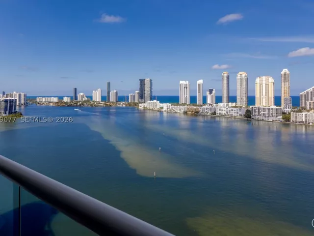 3-bedroom condo for sale in Aventura - 2600 Island Blvd 2603 - MondialRealty